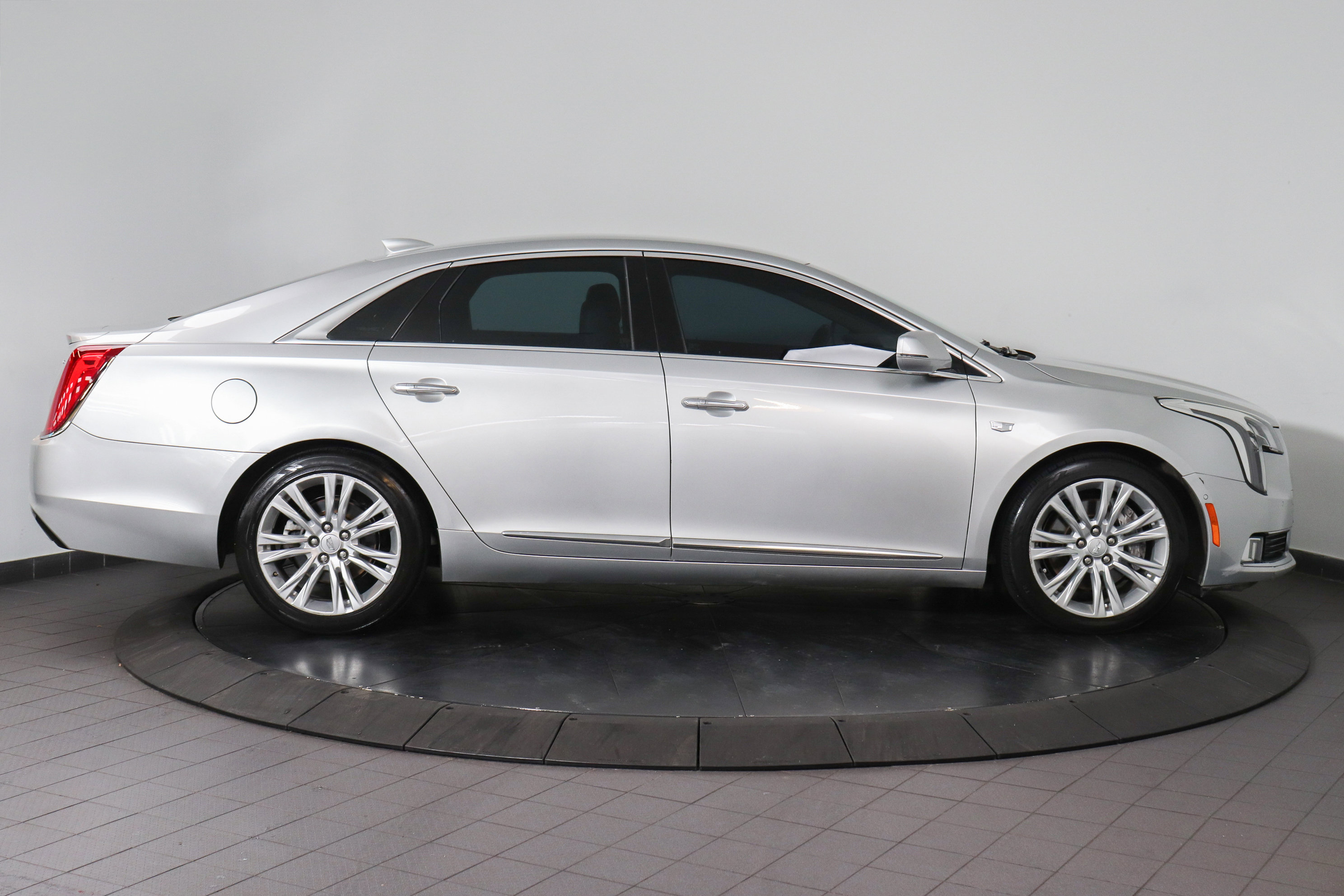 Used 2019 Cadillac XTS Luxury image 4