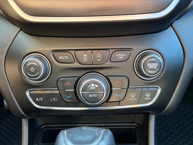 Used 2021 Jeep Cherokee Trailhawk AWD/4WD image 28