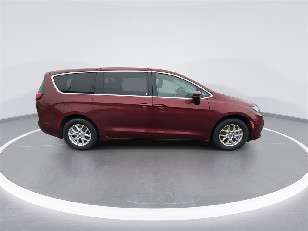 Used 2023 Chrysler Pacifica Touring-L image 9