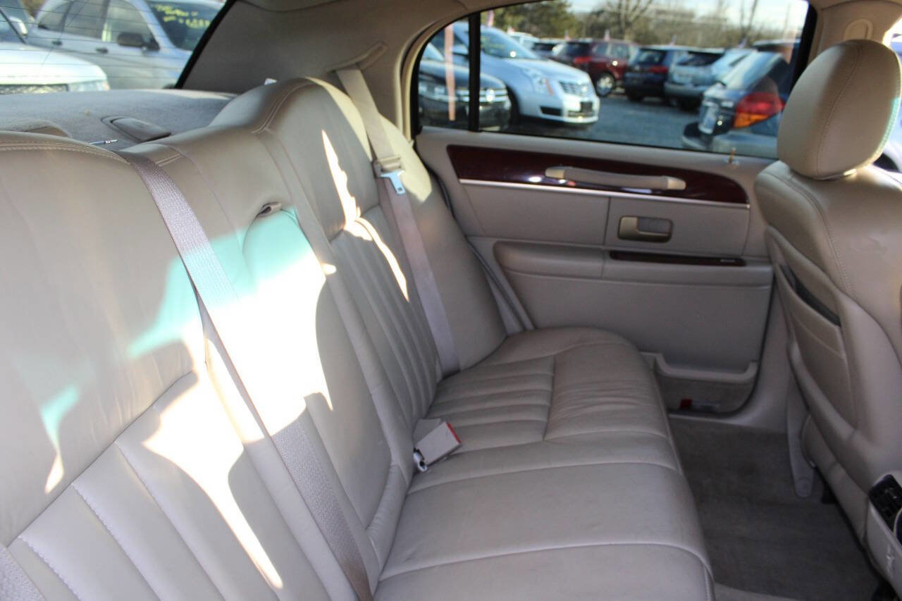 Used 2005 Lincoln Town Car Signature image 16