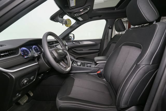Used 2025 Jeep Grand Cherokee Laredo X w/ Luxury Tech Group I AWD/4WD image 41