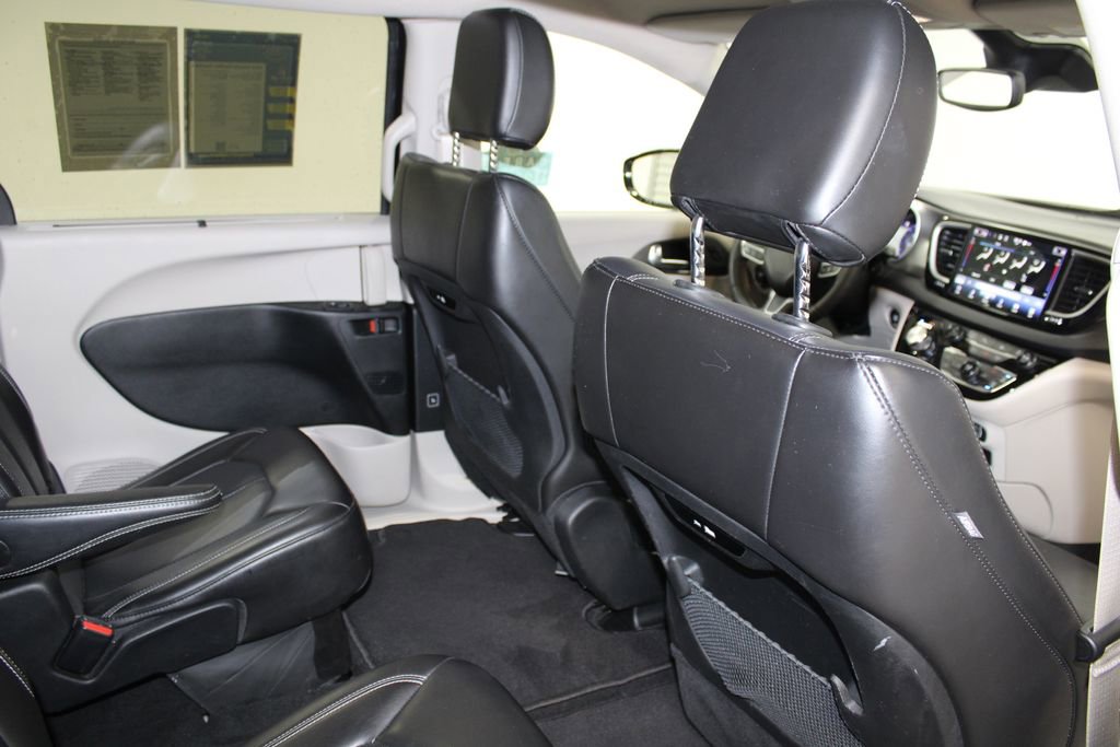 Used 2024 Chrysler Pacifica Touring-L image 33