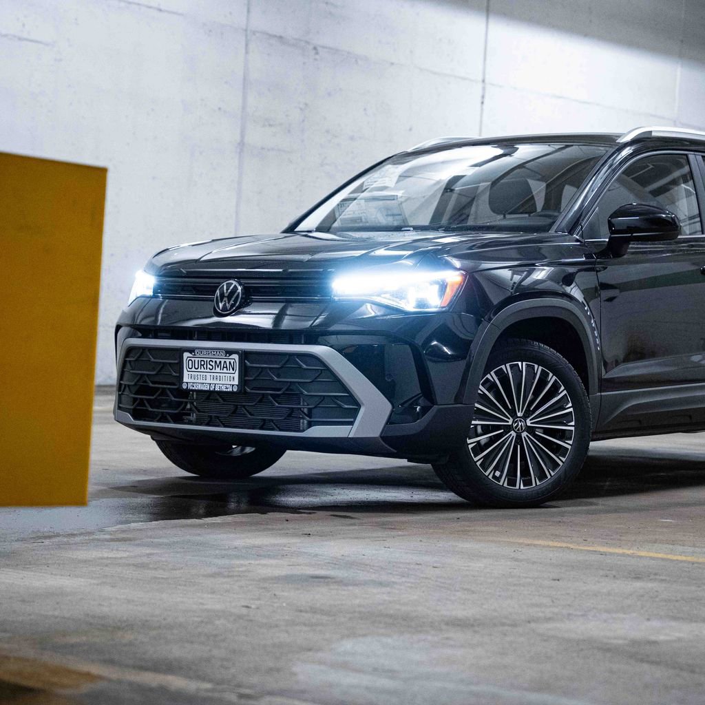 New 2026 Volkswagen Taos SE FWD image 2