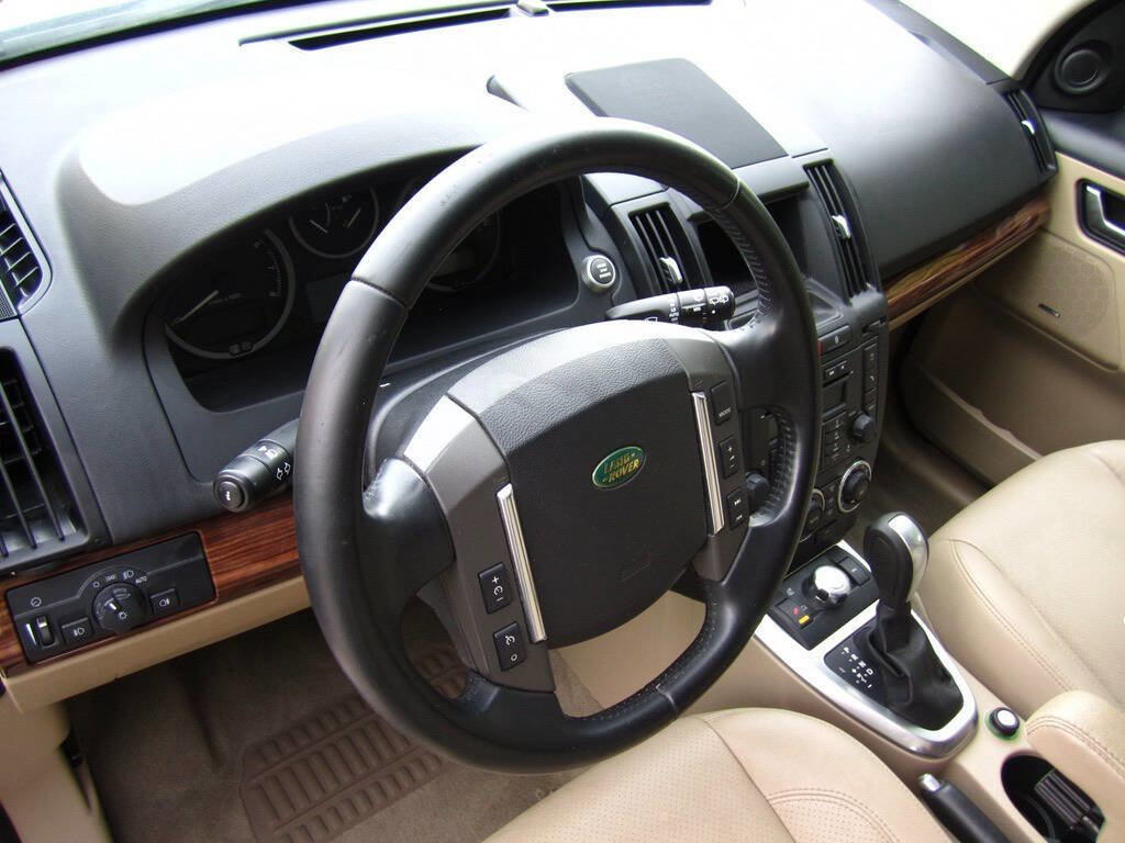 Used 2009 Land Rover LR2 HSE image 31