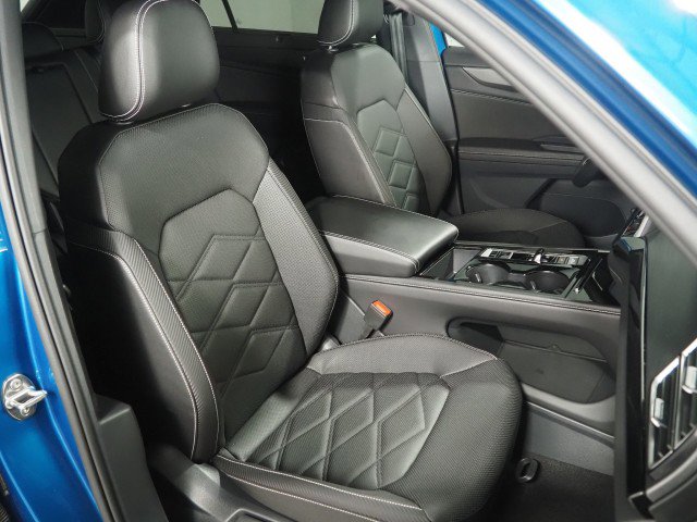 Used 2024 Volkswagen Atlas SE w/ Technology Package image 2