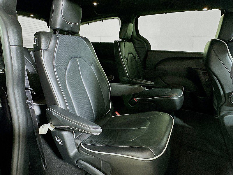 Used 2025 Chrysler Pacifica Limited image 28