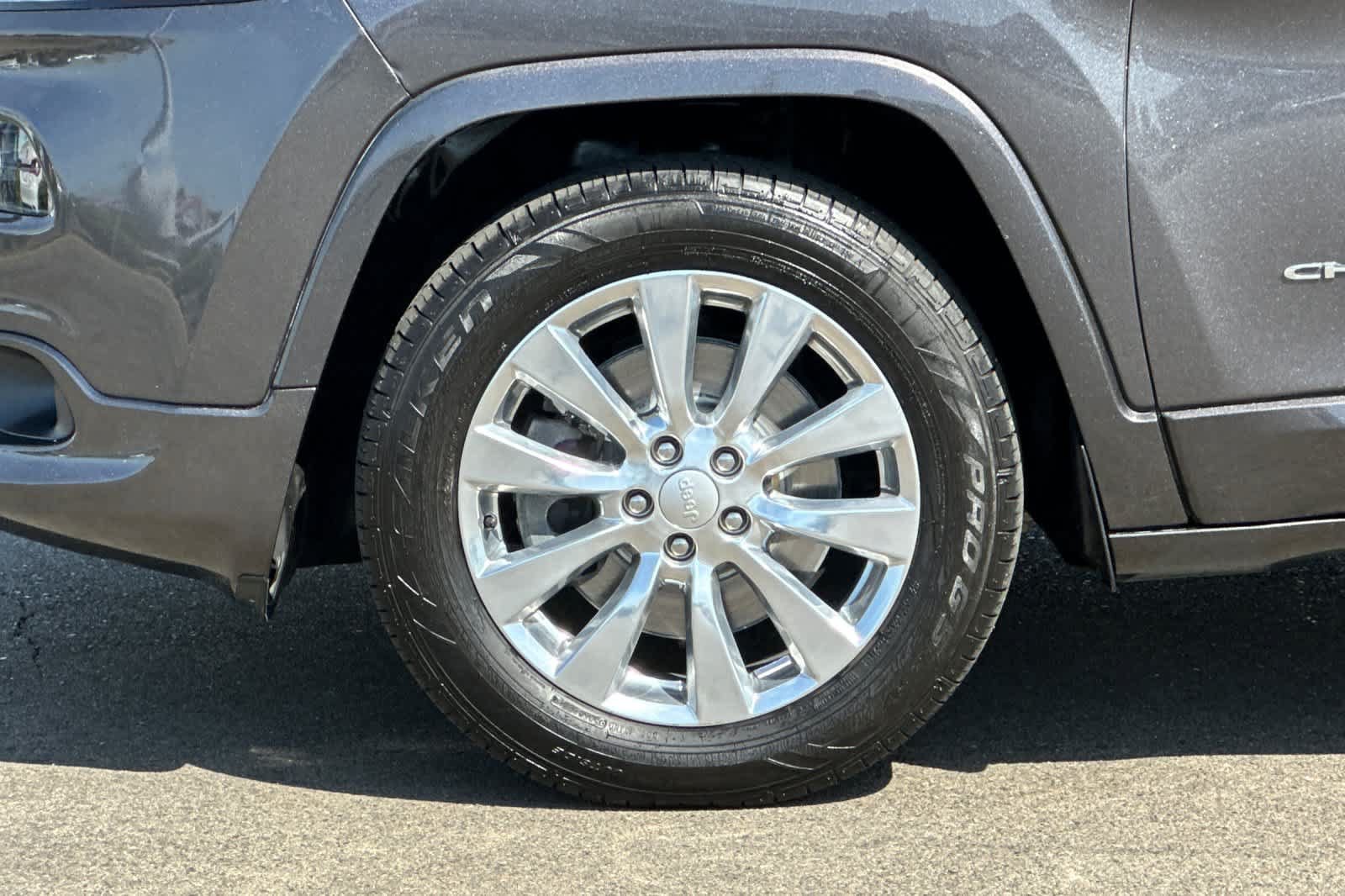Used 2018 Jeep Cherokee Overland AWD/4WD image 32