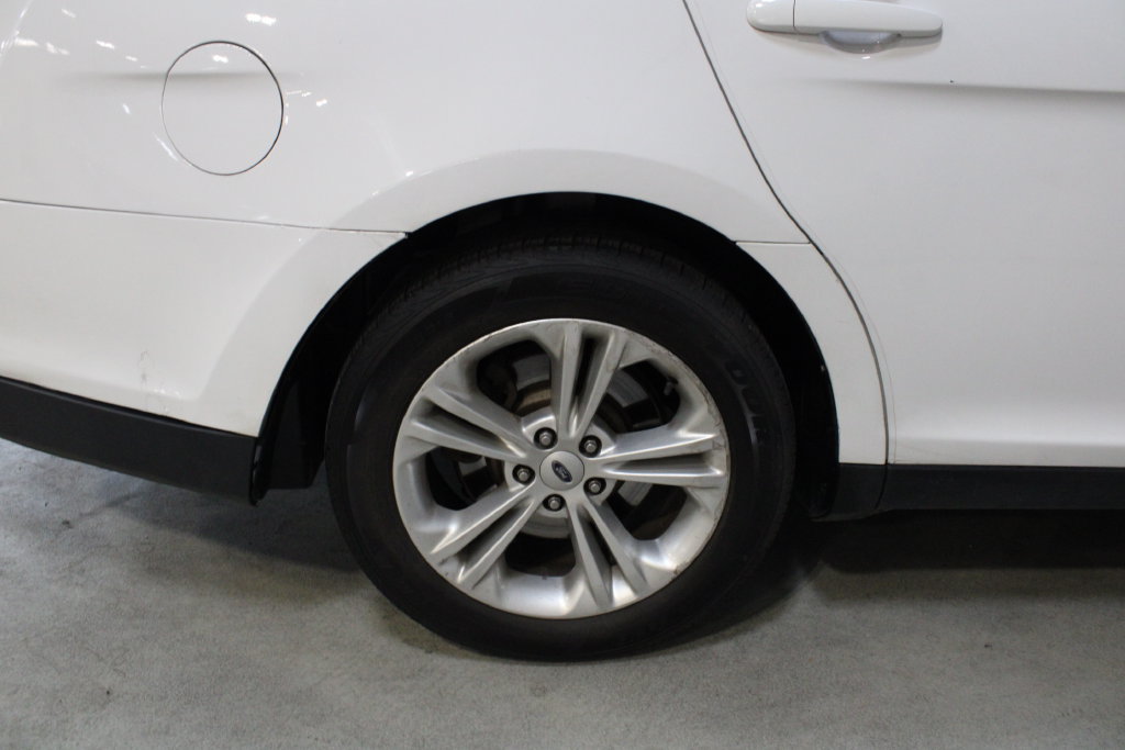 Used 2018 Ford Taurus SE FWD image 23