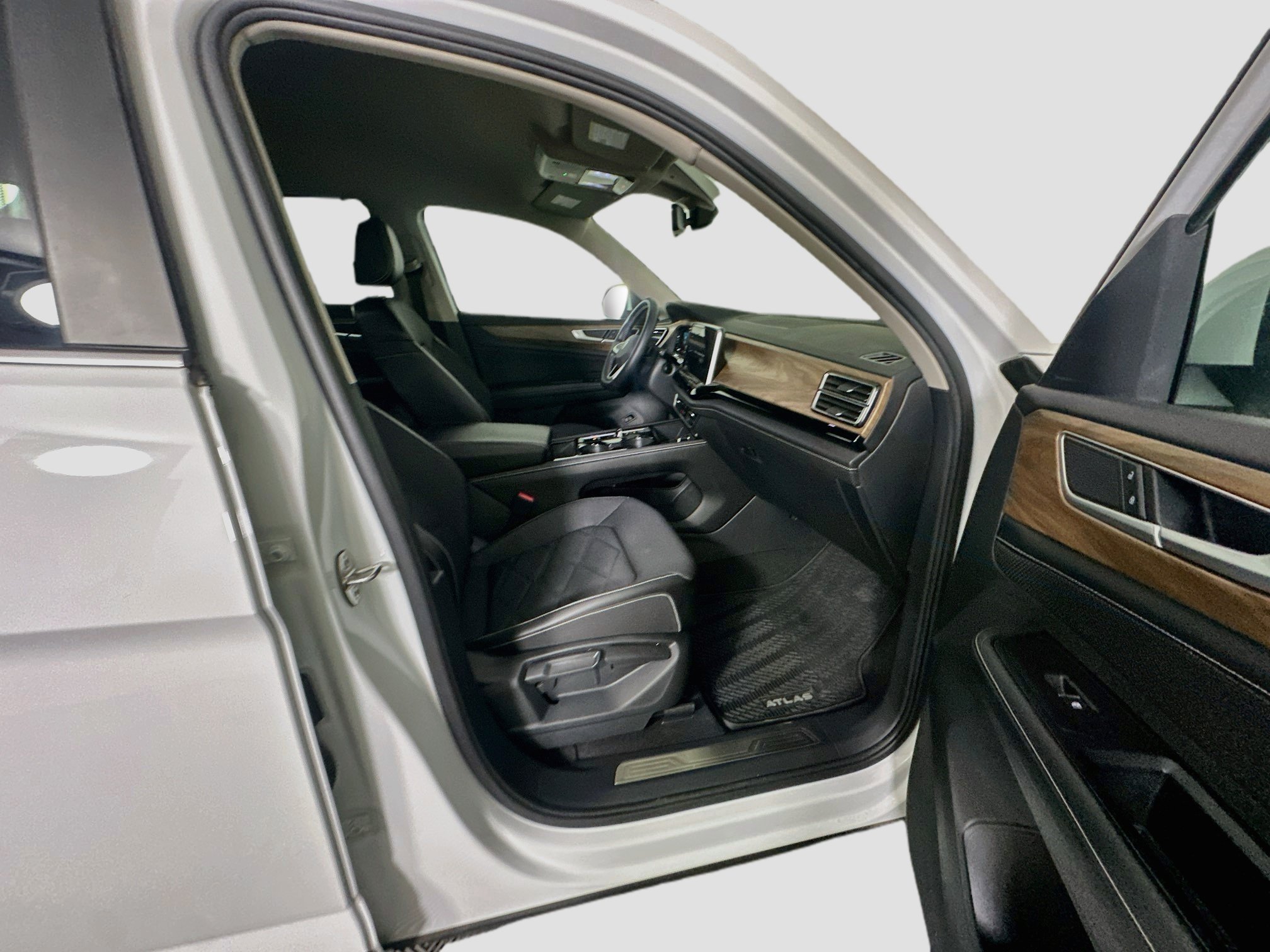 Used 2024 Volkswagen Atlas SE w/ Black Wheel Package FWD image 34