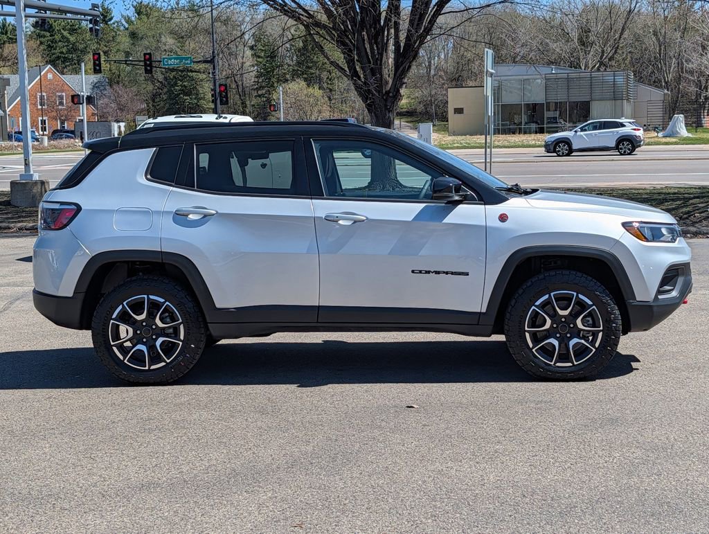 Used 2025 Jeep Compass Trailhawk AWD/4WD image 14