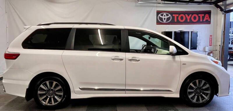 Used 2020 Toyota Sienna LE w/ LE Preferred Package AWD/4WD image 3