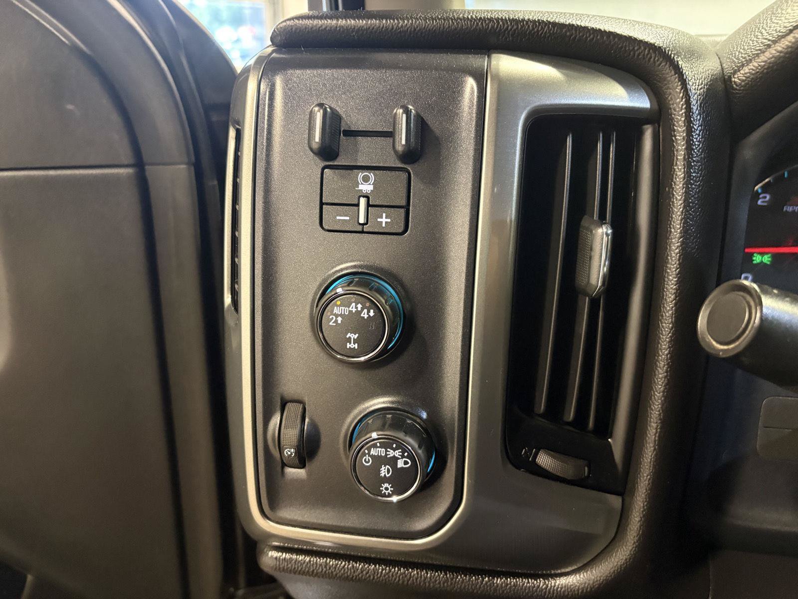 Used 2018 Chevrolet Silverado 1500 LT w/ All Star Edition AWD/4WD image 16
