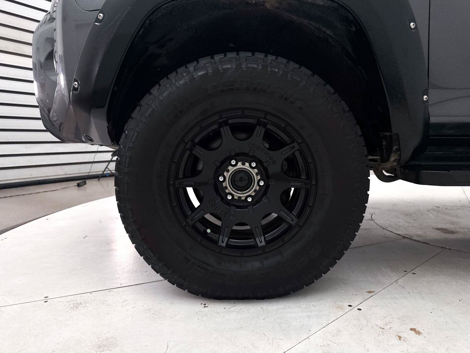 Used 2018 Toyota 4Runner SR5 AWD/4WD image 4