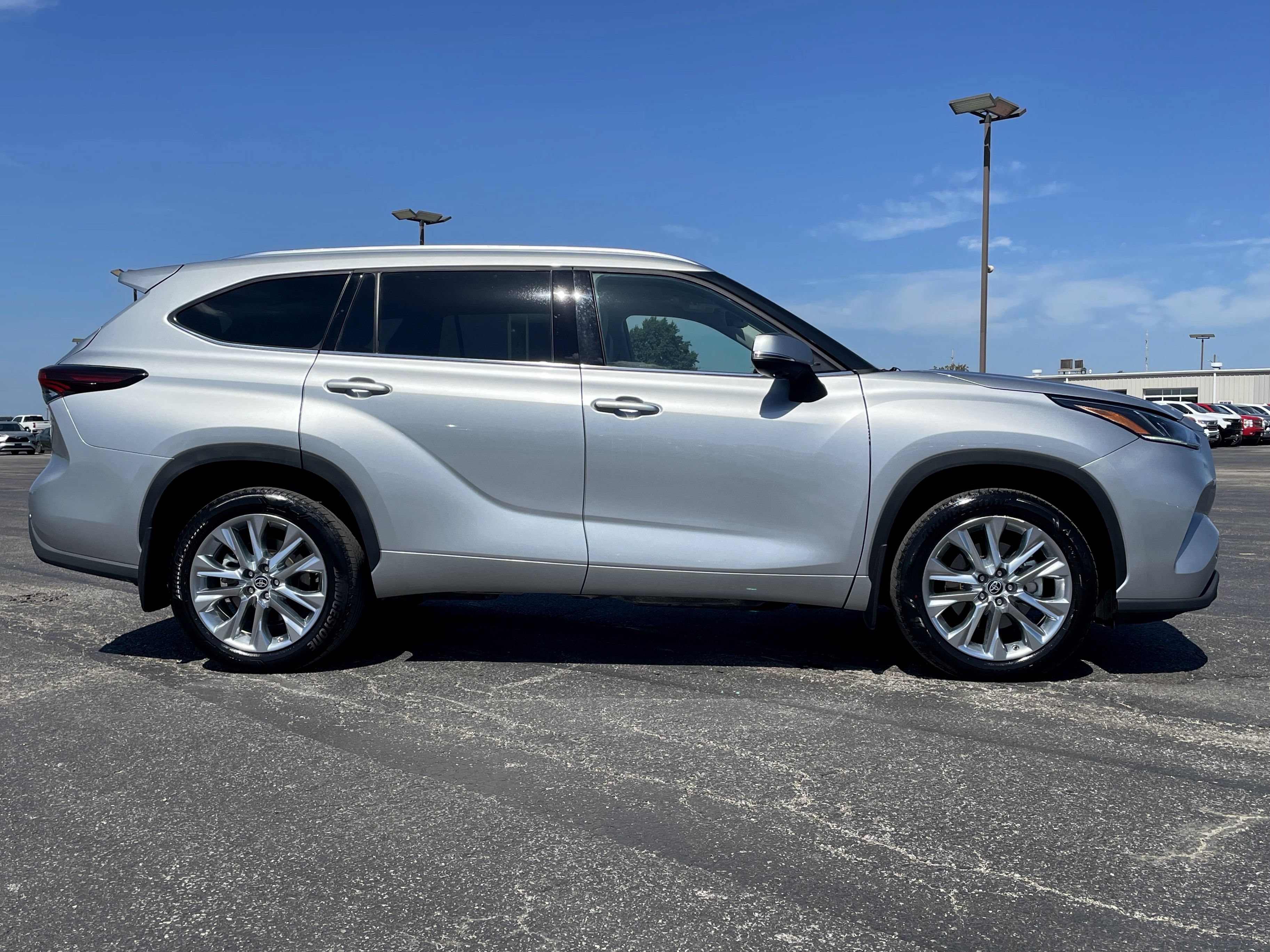 Used 2024 Toyota Highlander Limited AWD/4WD image 2