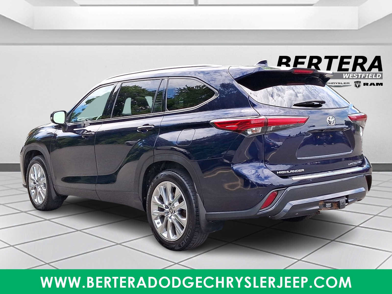 Used 2021 Toyota Highlander Limited AWD/4WD image 4