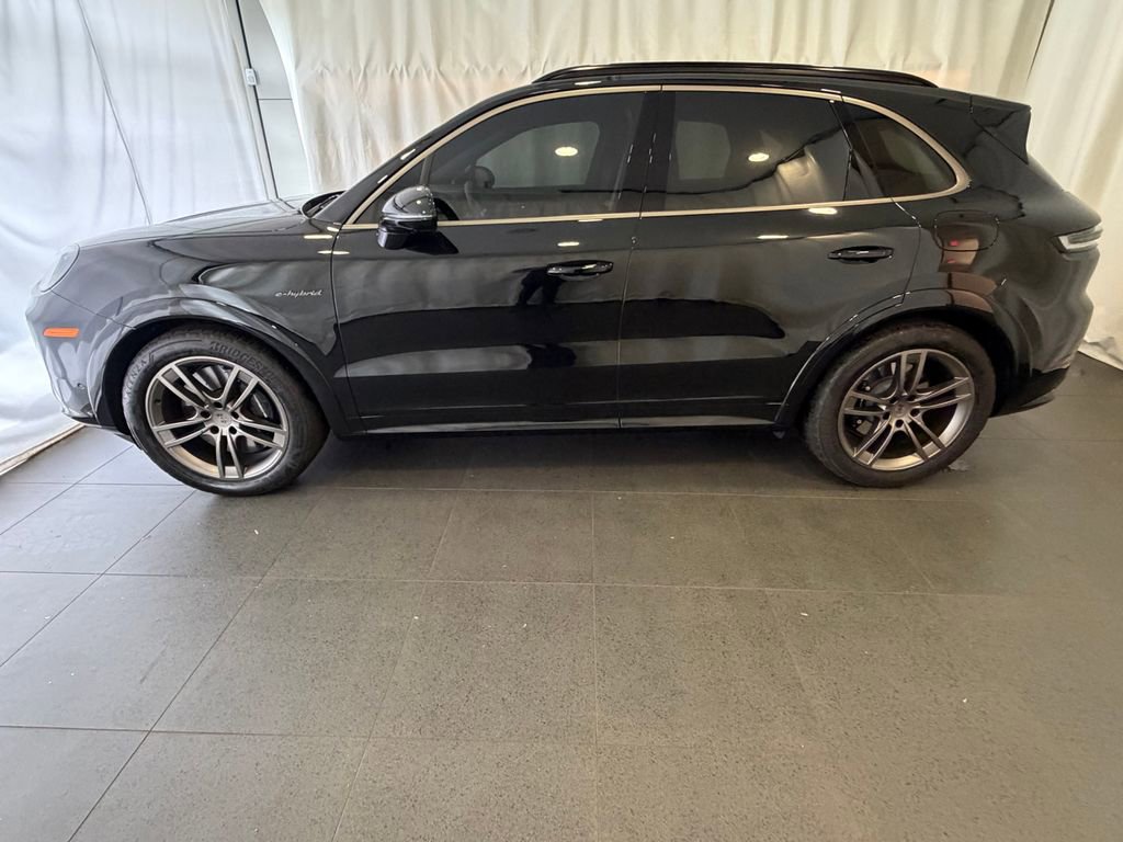 Certified 2025 Porsche Cayenne Turbo AWD/4WD image 2