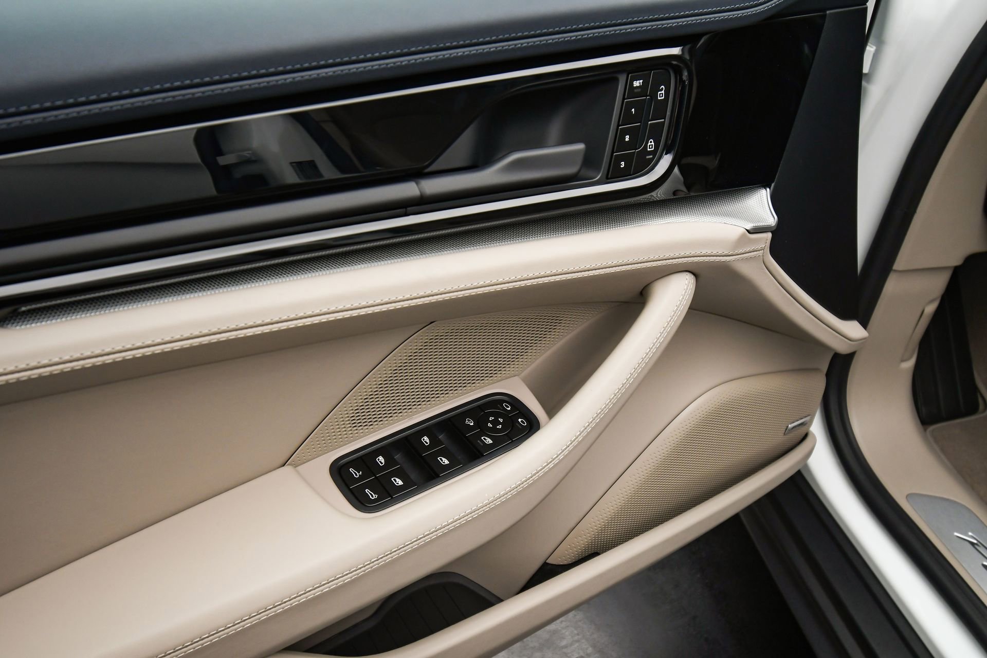 Used 2025 Porsche Panamera 4 image 45