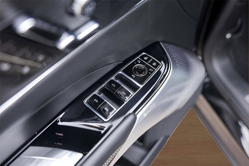 Used 2024 Cadillac Lyriq Luxury image 22