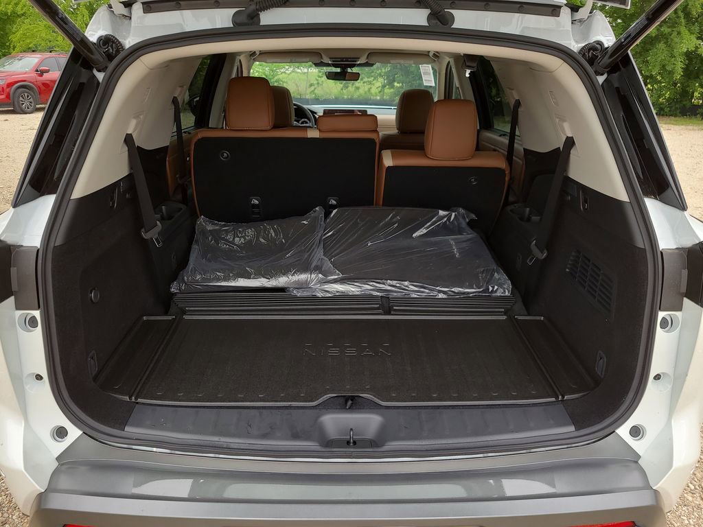 New 2026 Nissan Pathfinder Platinum FWD image 8