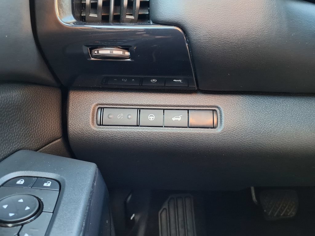 Used 2025 Nissan Pathfinder SV FWD image 29