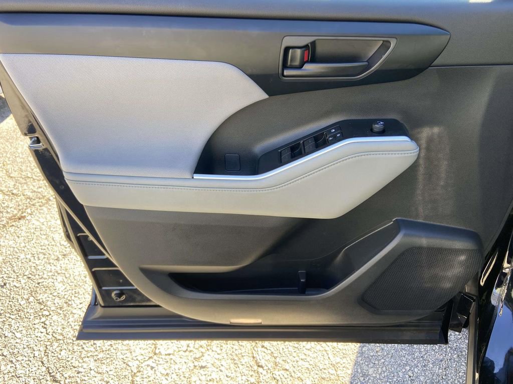 Used 2025 Toyota Highlander LE image 14