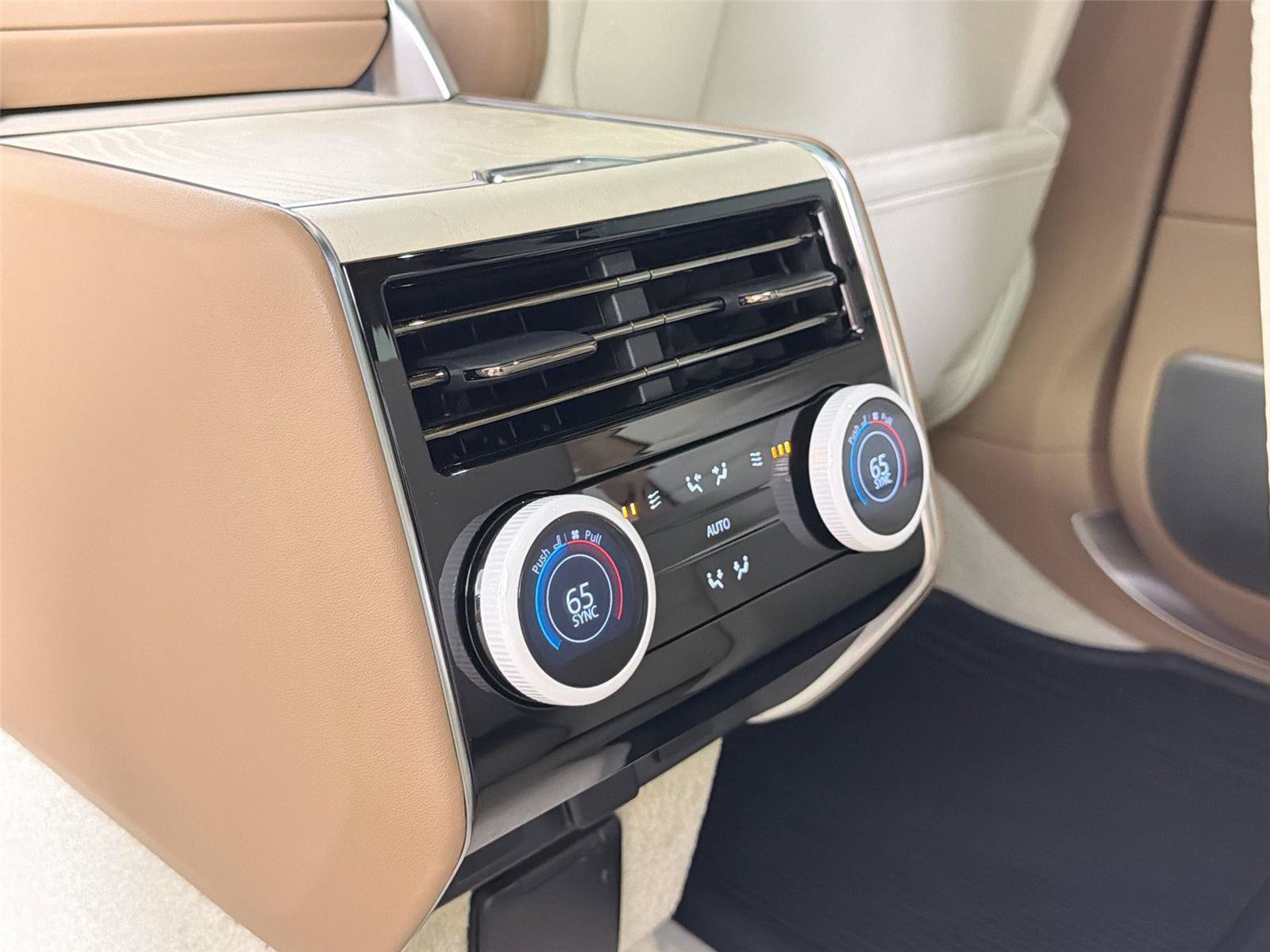 Certified 2023 Land Rover Range Rover SV AWD/4WD image 26