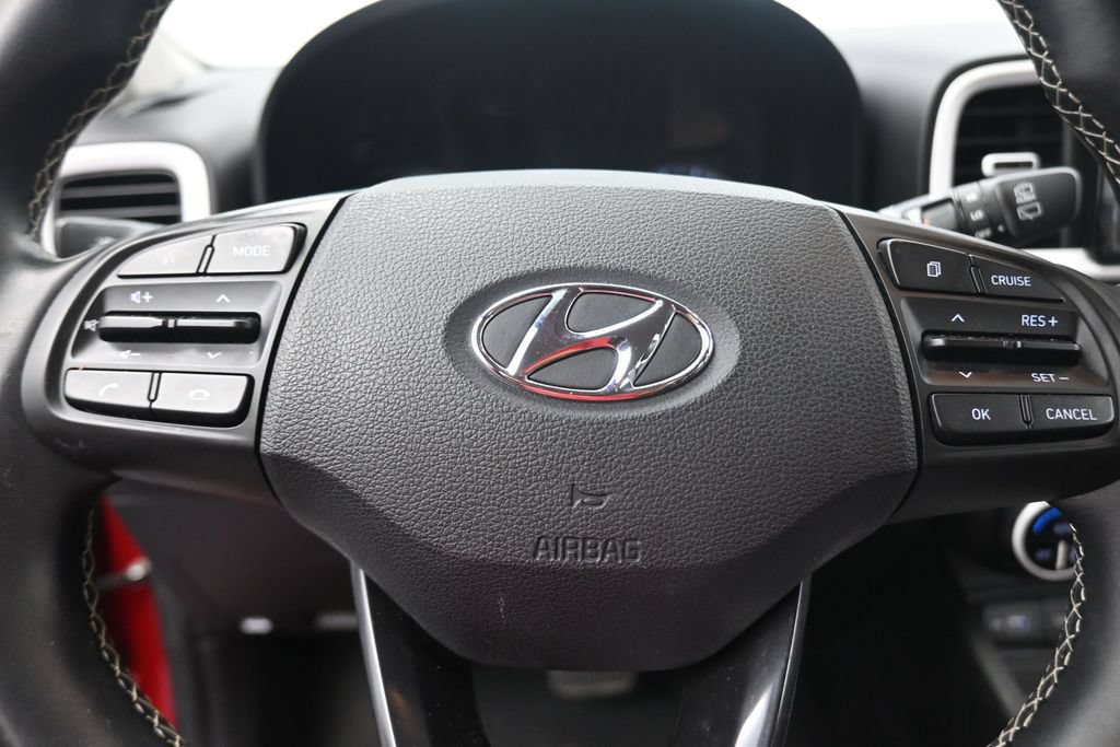 Used 2022 Hyundai Venue Limited FWD image 11