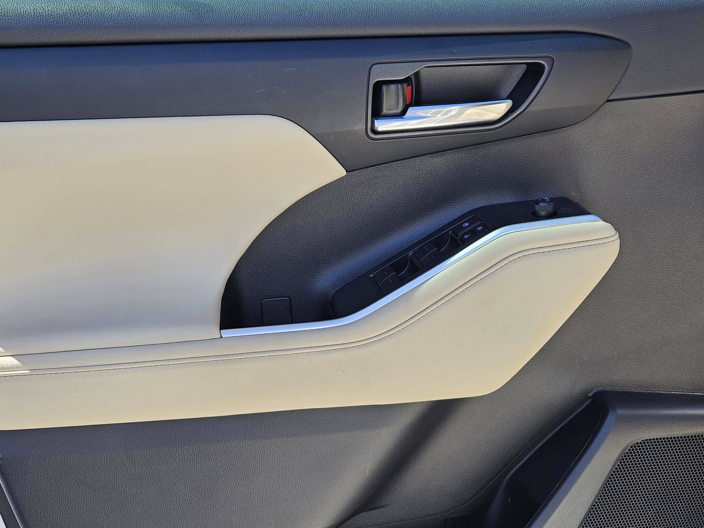 Used 2023 Toyota Highlander XLE image 24