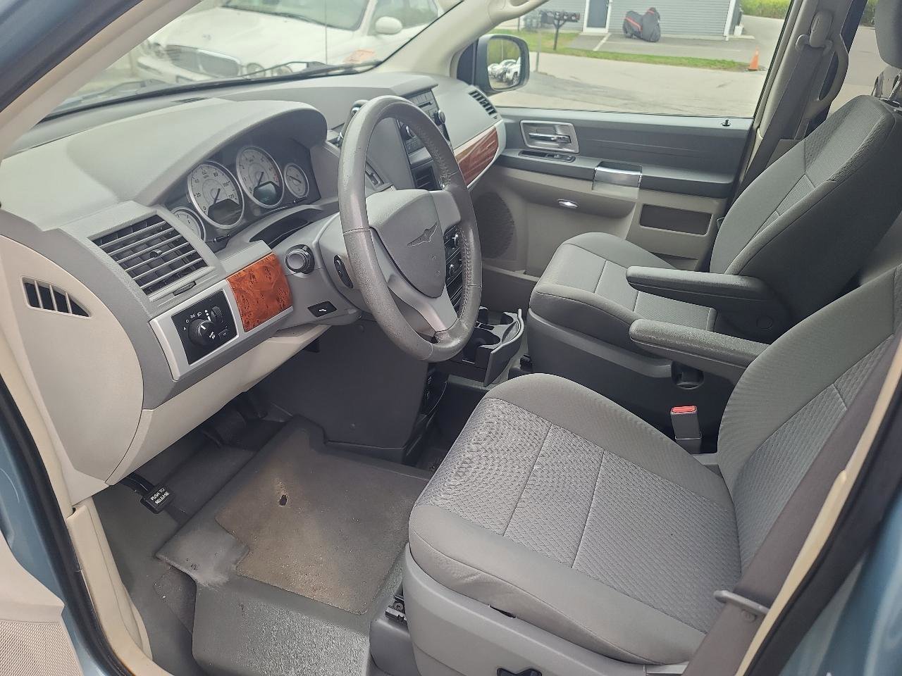 Used 2008 Chrysler Town & Country Touring w/ Trailer Tow Group FWD image 10
