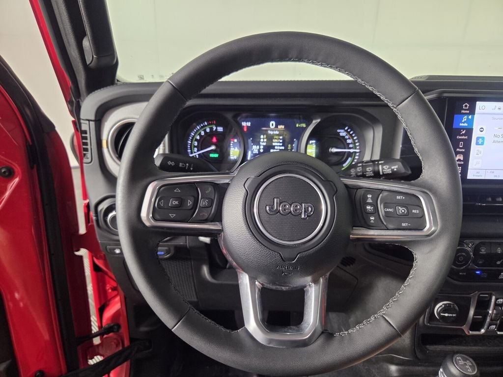 Certified 2025 Jeep Wrangler Sahara image 18