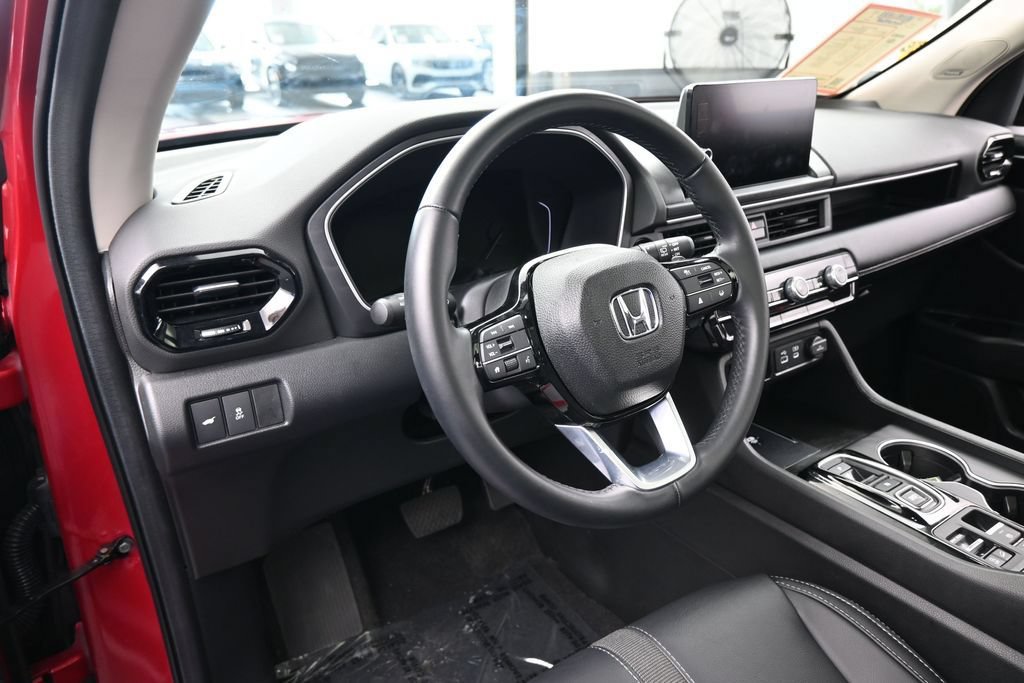 Used 2025 Honda Pilot Touring image 12