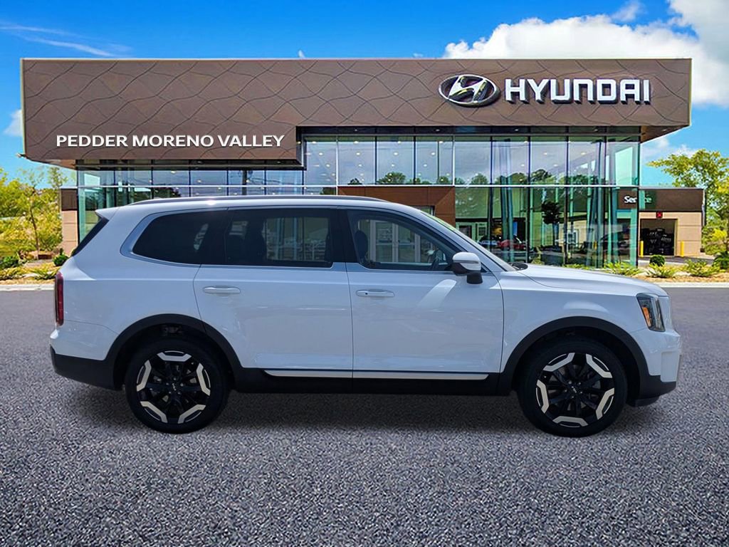 Used 2023 Kia Telluride S image 2