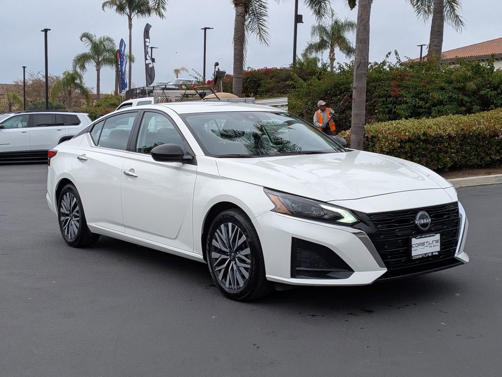 Used 2025 Nissan Altima 2.5 SV image 3
