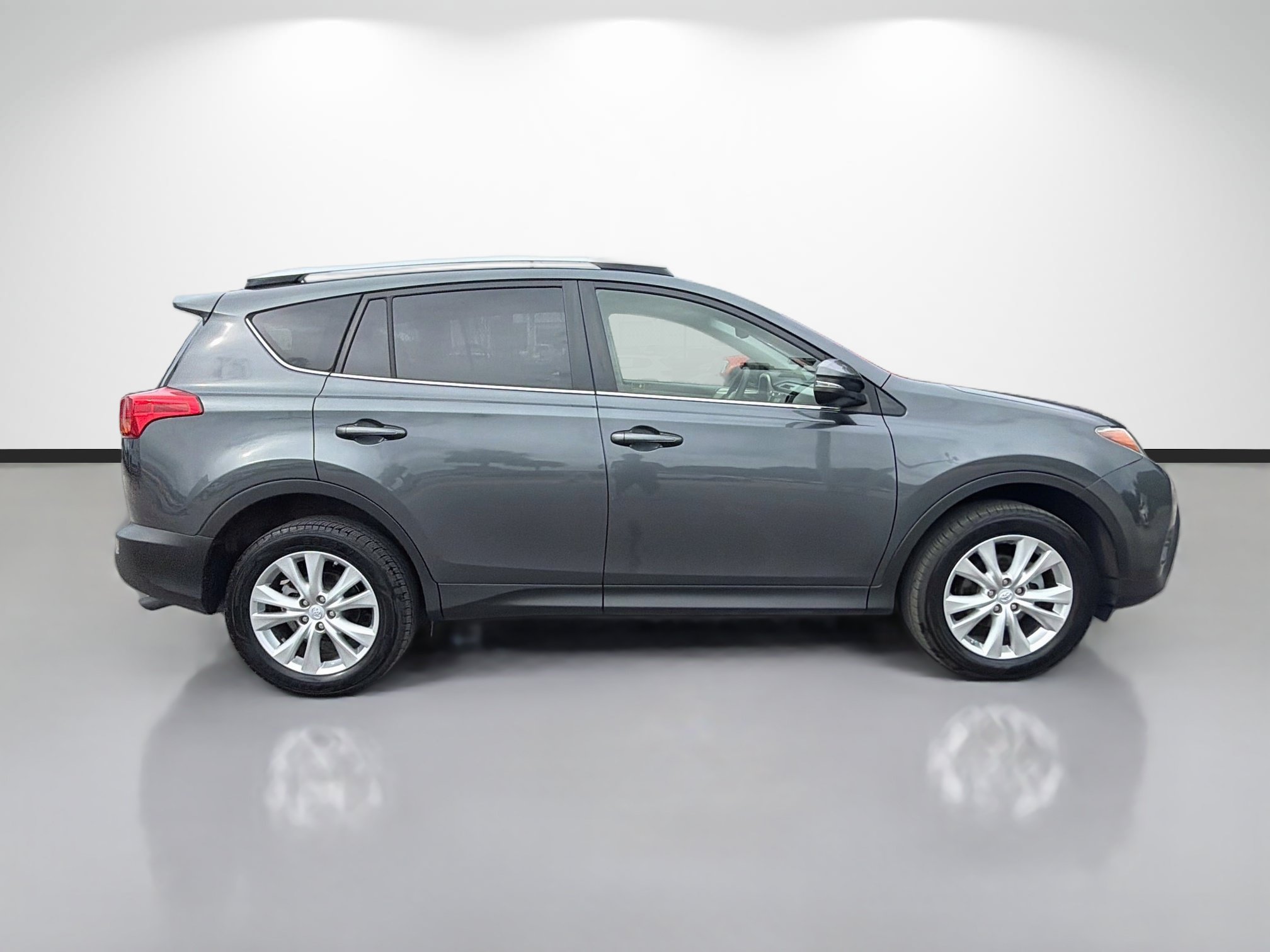 Used 2015 Toyota RAV4 Limited AWD/4WD image 2