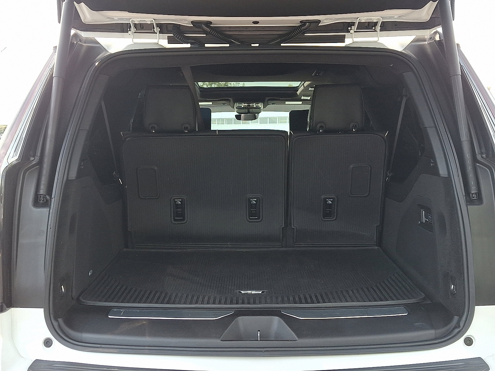 Certified 2025 Cadillac Escalade ESV Sport Platinum w/ LPO, Floor Liner Package AWD/4WD image 24