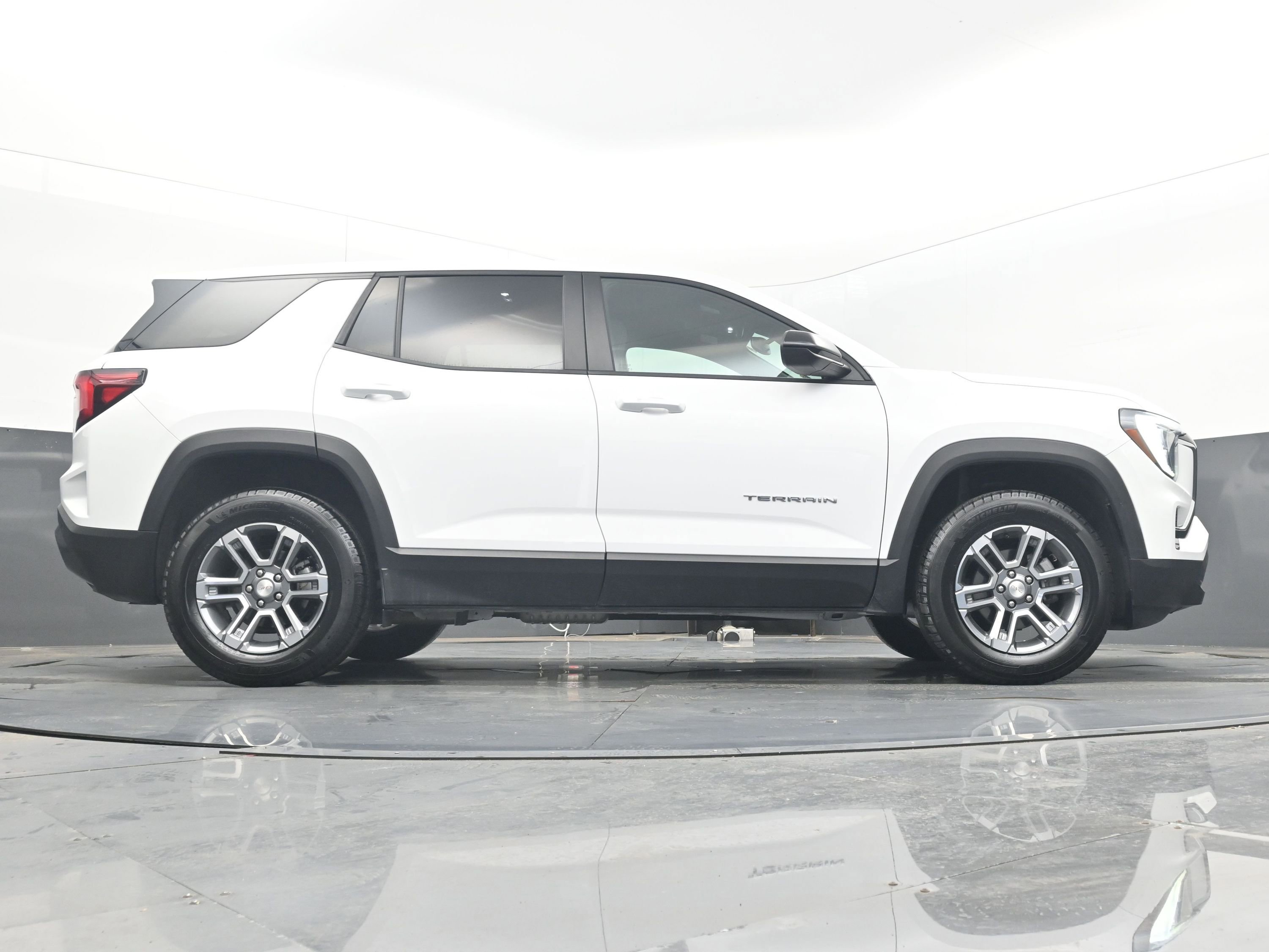 Used 2025 GMC Terrain Elevation image 18