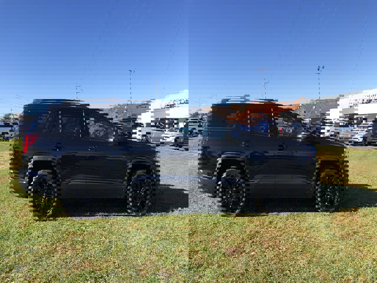 Used 2023 GMC Acadia SLE w/ Driver Convenience Package image 6