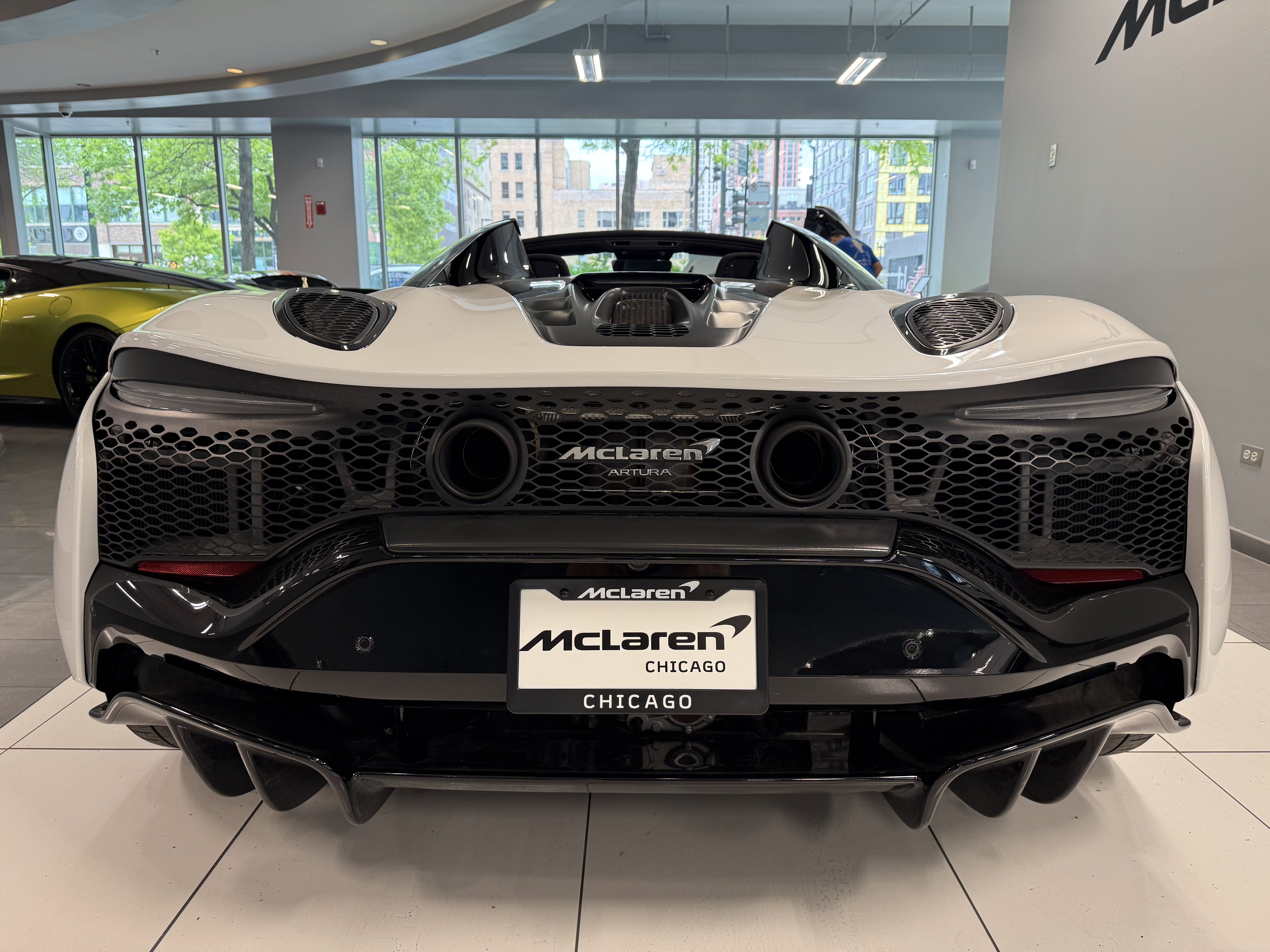 Used 2025 McLaren Artura Spider RWD image 5