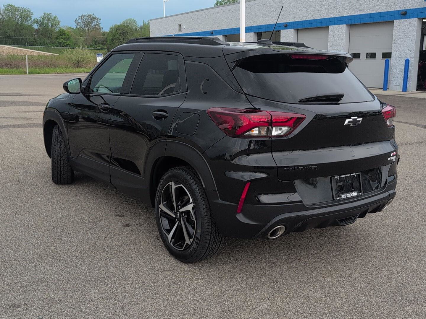 Used 2023 Chevrolet TrailBlazer RS w/ Sun and Liftgate Package FWD image 3