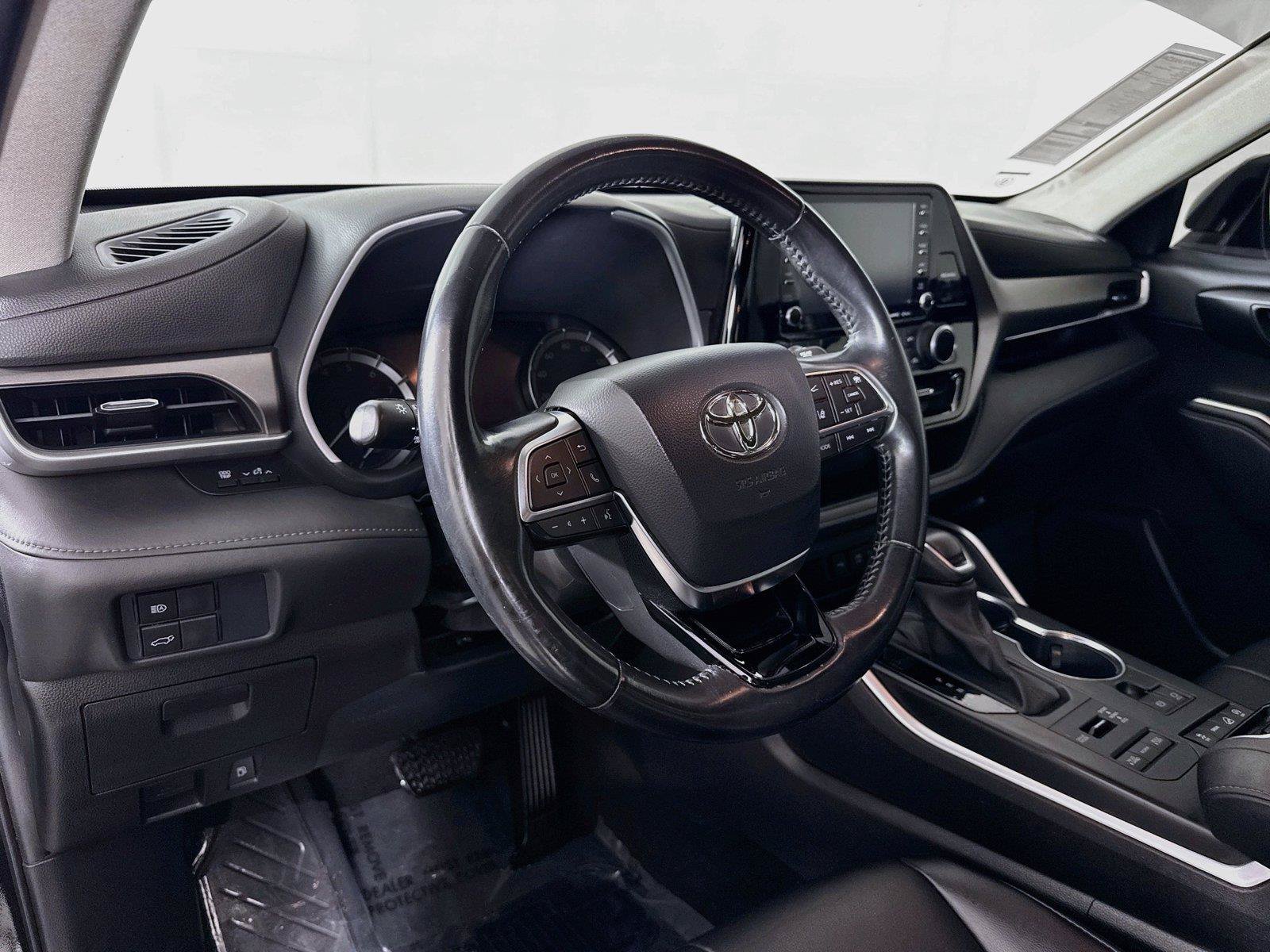 Used 2021 Toyota Highlander XLE AWD/4WD image 4