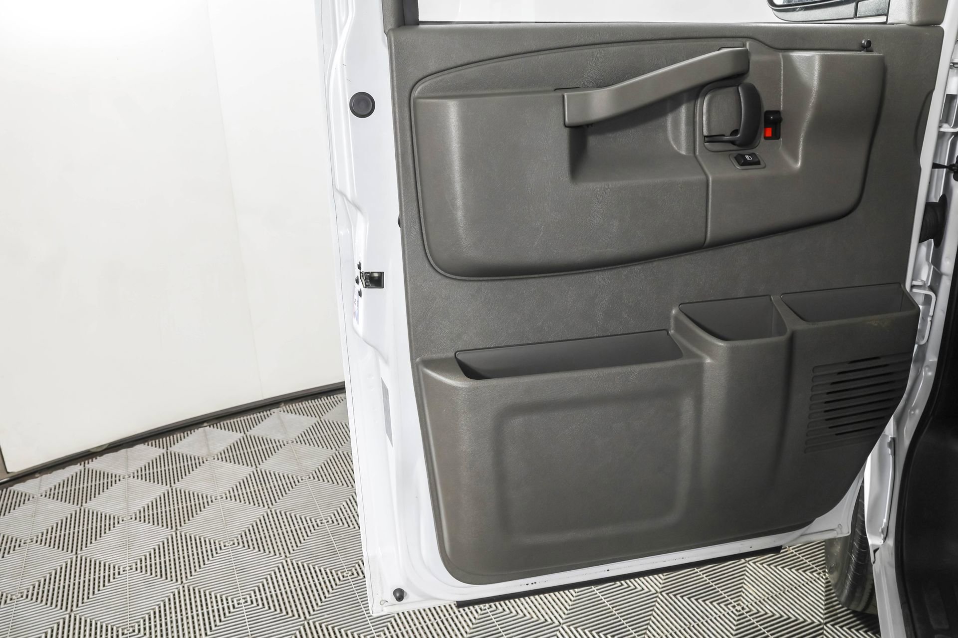 Used 2025 Chevrolet Express 3500 LT w/ LT Preferred Equipment Group image 31