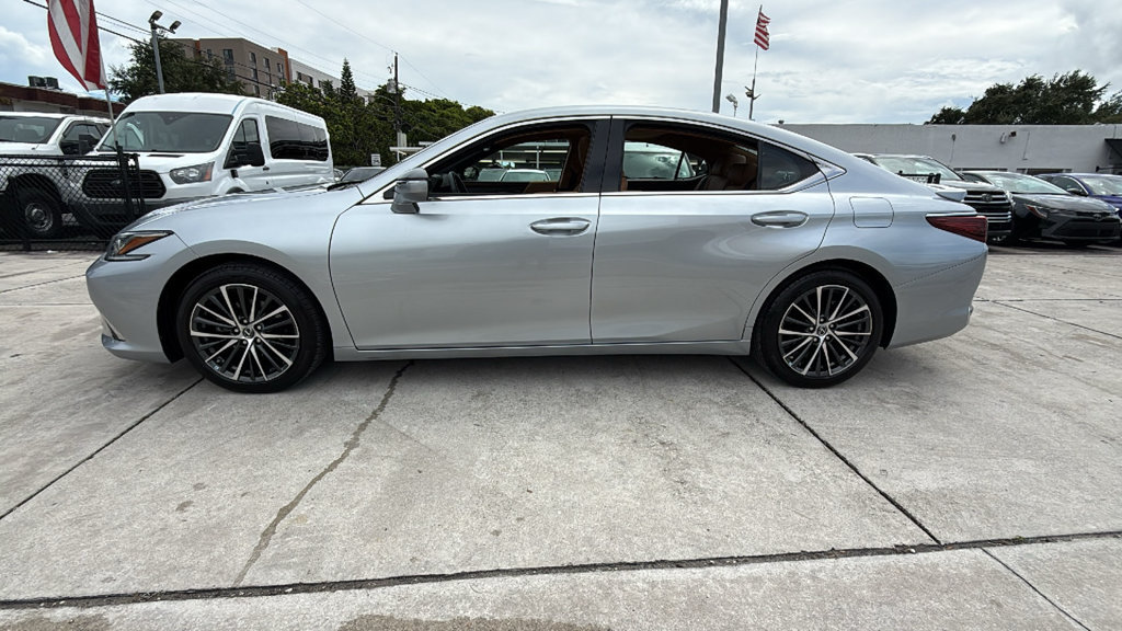 Used 2023 Lexus ES 300h w/ Premium Package FWD image 11