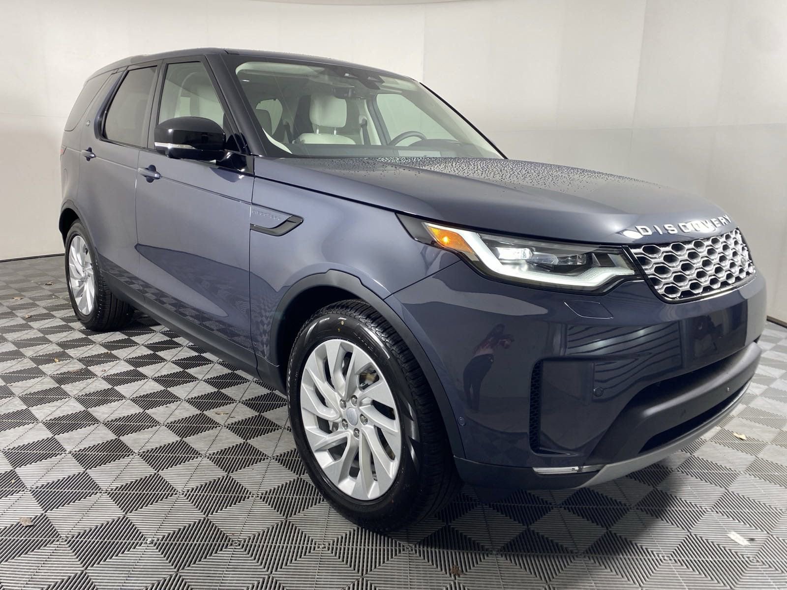 Used 2025 Land Rover Discovery S AWD/4WD image 5