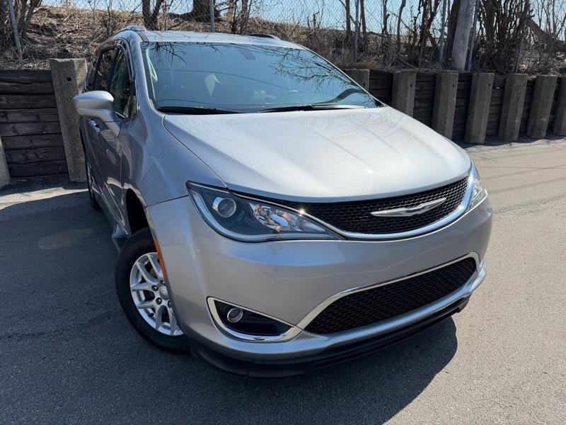 Used 2020 Chrysler Pacifica Touring-L FWD image 3