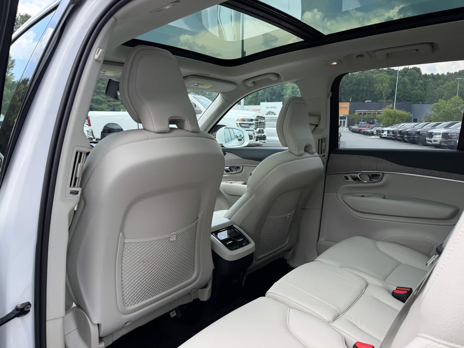 Used 2025 Volvo XC90 B5 Plus w/ Protection Package Premier AWD/4WD image 25