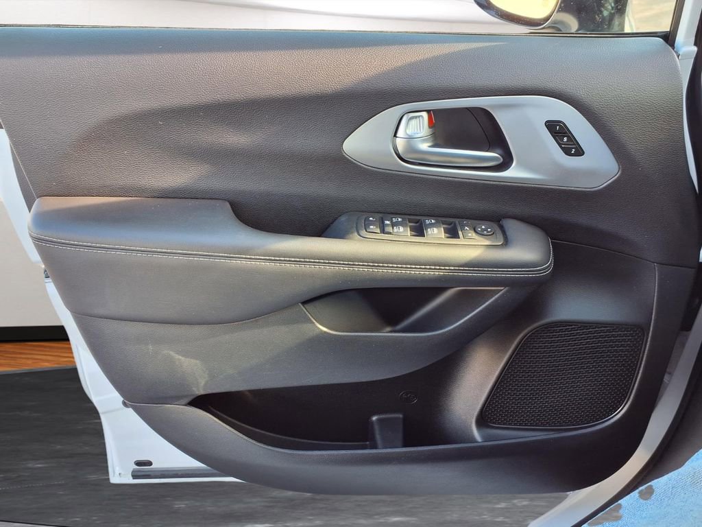 Used 2025 Chrysler Pacifica Limited image 17