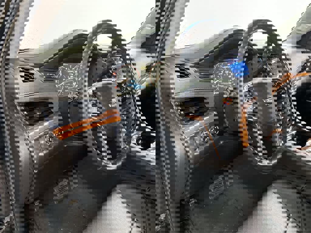 Used 2015 Cadillac Escalade Luxury image 2