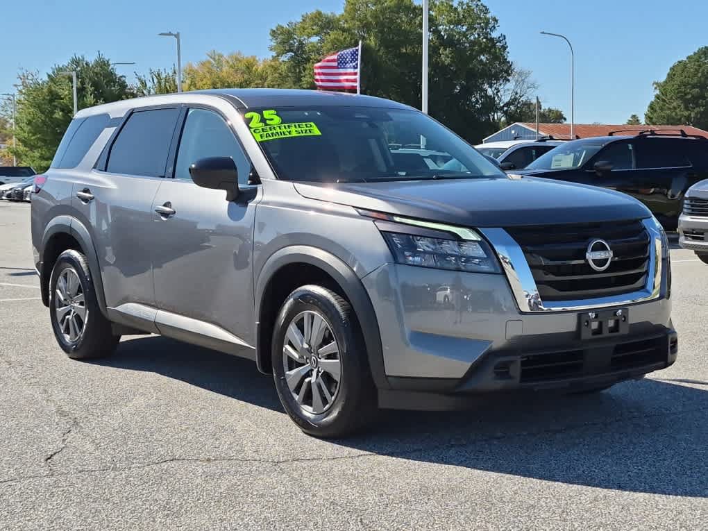 Used 2025 Nissan Pathfinder S AWD/4WD image 2