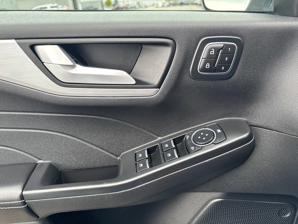 Used 2025 Ford Escape Platinum AWD/4WD image 28