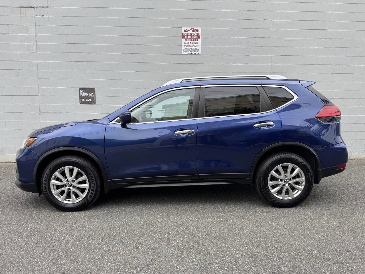 Used 2017 Nissan Rogue SV image 3